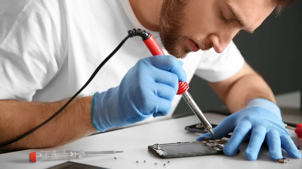 Why Choose Professional Mobile Repair Over DIY?